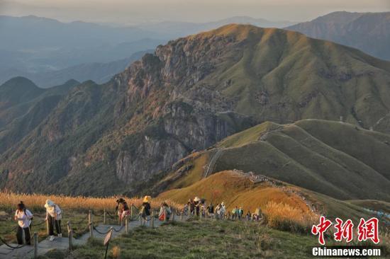 图为江西武功山的登山步道，游客在登山。　刘力鑫 摄