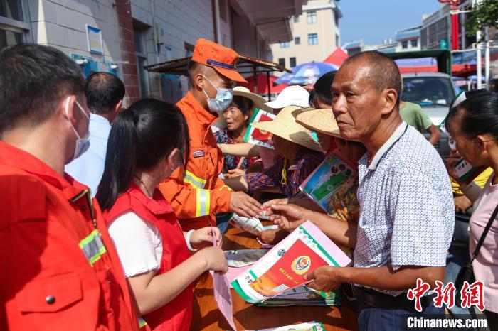 消防员向群众宣讲防火知识现场。 王治康 摄 消防员向群众宣讲防火知识现场。 王治康 摄