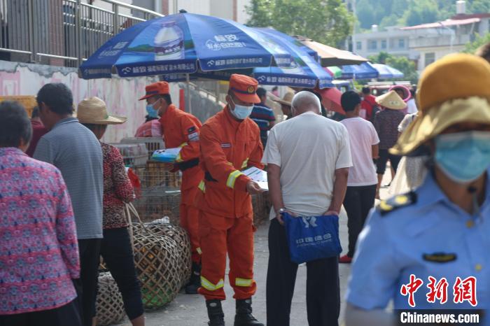 消防员向群众发放宣传单。 王治康 摄 消防员向群众发放宣传单。 王治康 摄