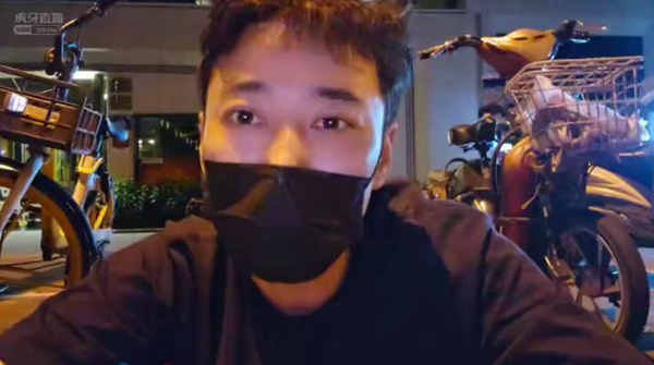 虎牙钱小佳与周思涵见面引粉丝不满