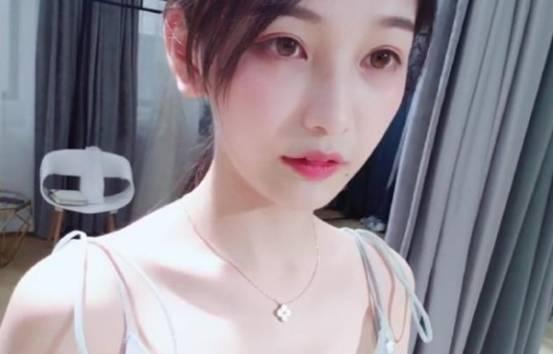 虎牙童锦程与女嘉宾亲密互动被目击，叶知秋：你对得起呆妹儿吗？