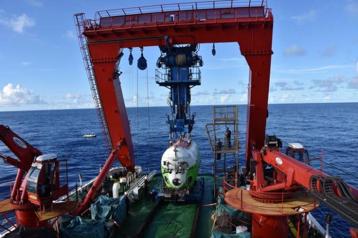 2021年8月18日，工作人员在西太平洋准备从“探索一号”科考船甲板布放“奋斗者”号。新华社记者 陈凯姿 摄