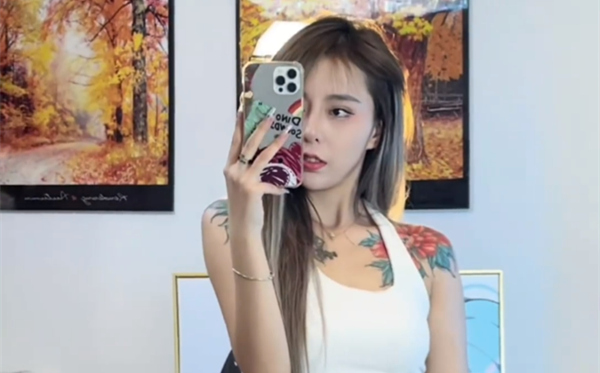 YY戚佳丽“自拍”视频被疯传,直播间泪崩:渣男报复!