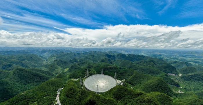 这是“中国天眼”全景(2022年7月21日摄，维护保养期间拍摄，无人机照片)。新华社记者 欧东衢 摄