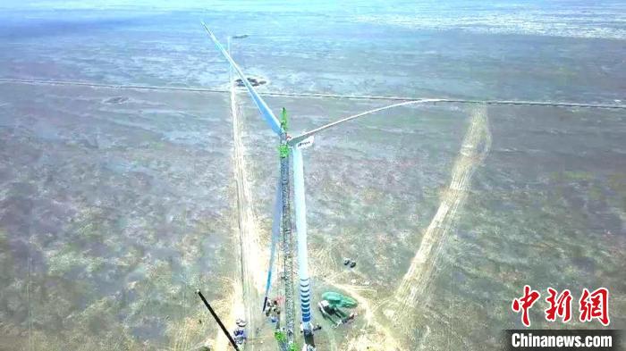 6.7兆瓦风机在新疆木垒县吊装成功。　哈拉哈提 摄