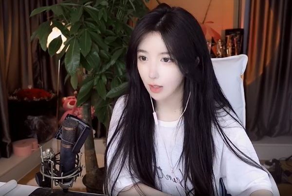 斗鱼呆妹儿外出赴童锦程酒局被亲妈抓包