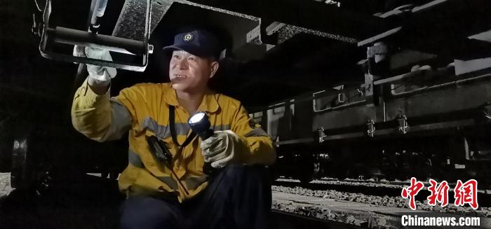 余斌正在排查车辆抗衡故障原因 谢宏伟 摄 余斌正在排查车辆抗衡故障原因 谢宏伟 摄