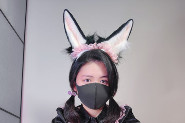 虎牙主播质疑椅子子上放一根很光滑的木棍什么意思