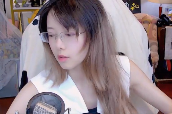 斗鱼骆歆参加向前冲