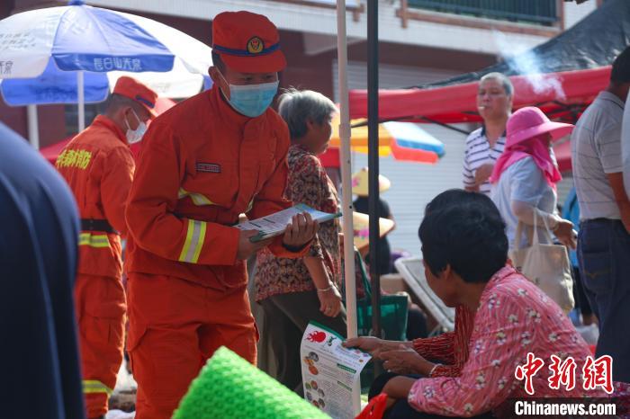消防员发放宣传单。 王治康 摄 消防员发放宣传单。 王治康 摄