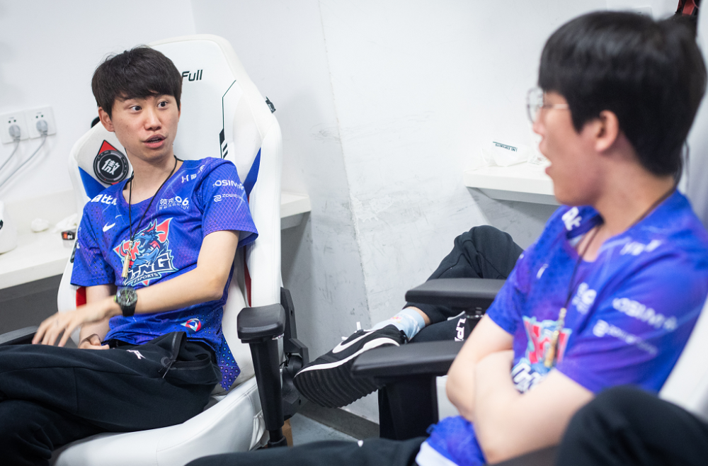 Uzi直面LCK首发AD，Doinb谈LBL赛事，有老将或退役