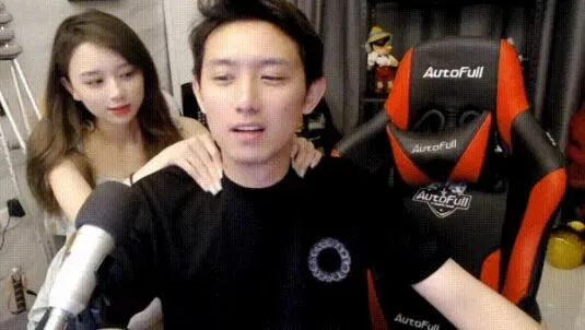 斗鱼正直博为做节目效果与女嘉宾亲密互动，女友生气直接拉黑！