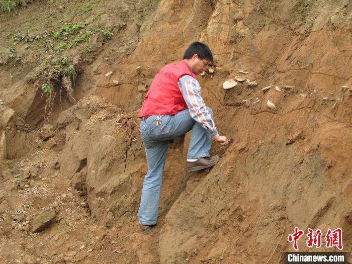 图为年轻的李大地做考古发掘。　受访者供图