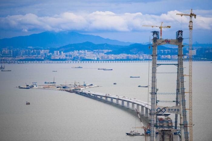这是深中通道伶仃洋大桥东塔、西人工岛及远处的深圳市区(2022年6月7日摄)。新华社记者 邓华 摄