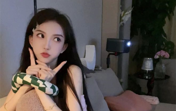 一周刷61w,斗鱼南妹儿下播后偷玩游戏惨遭神豪拉黑,哭都来不及!